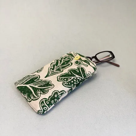 Linen glasses case - green oak leaves
